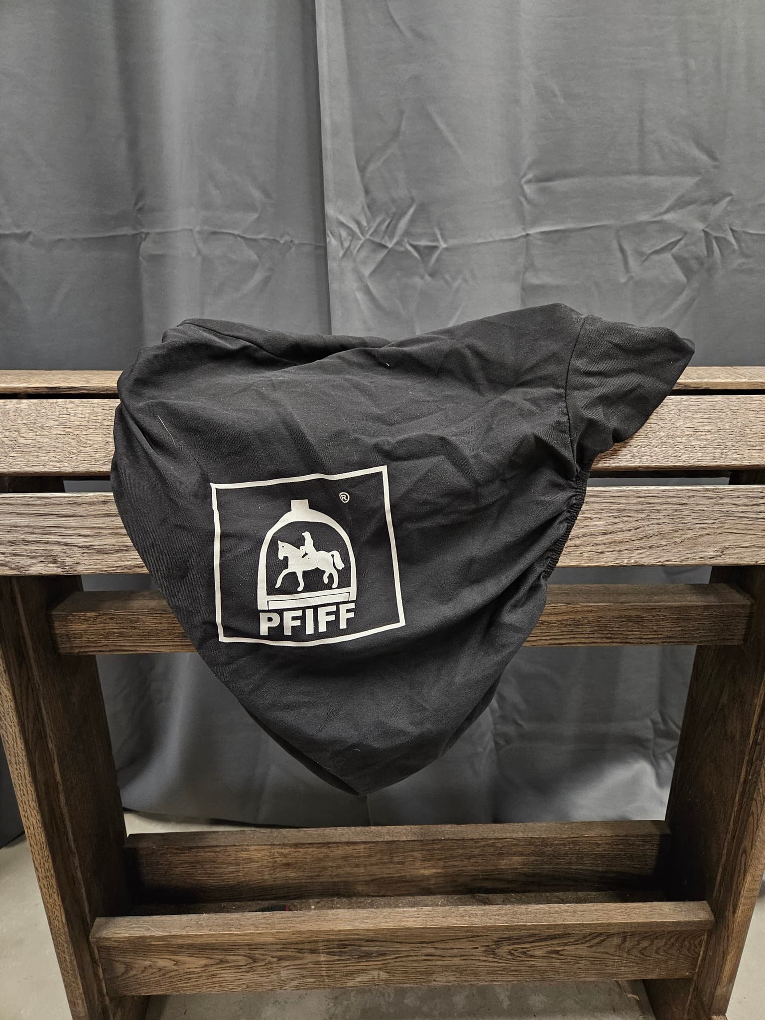 Sadelöverdrag, Pfiff