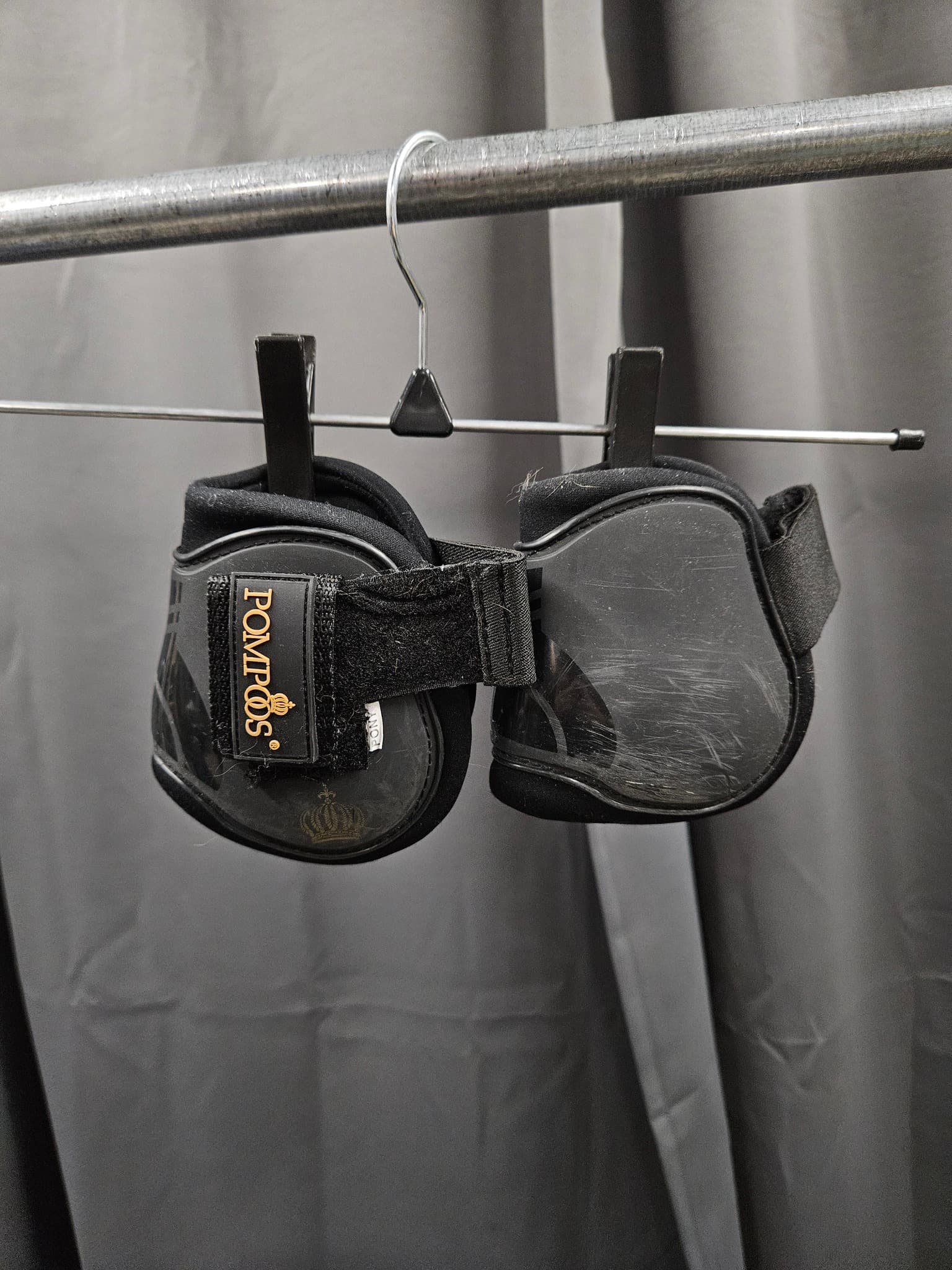 Kotskydd, ponny, Glöökler